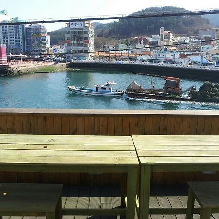 Вилла Tongyeong Camellia House Экстерьер фото